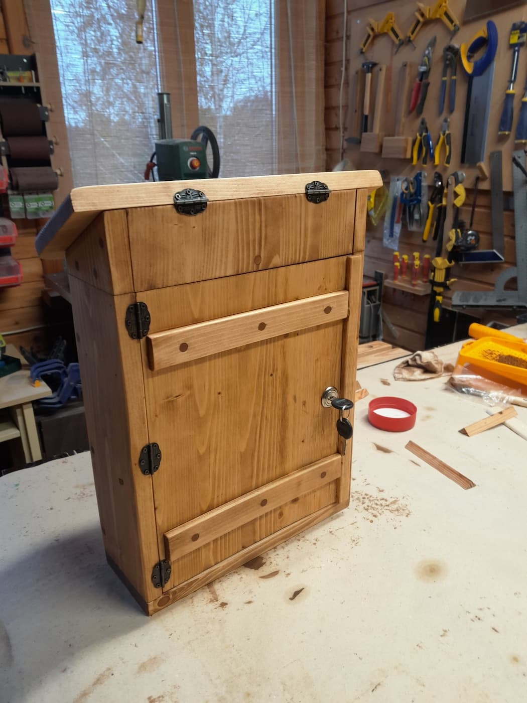 Divpusēja pastkastīte